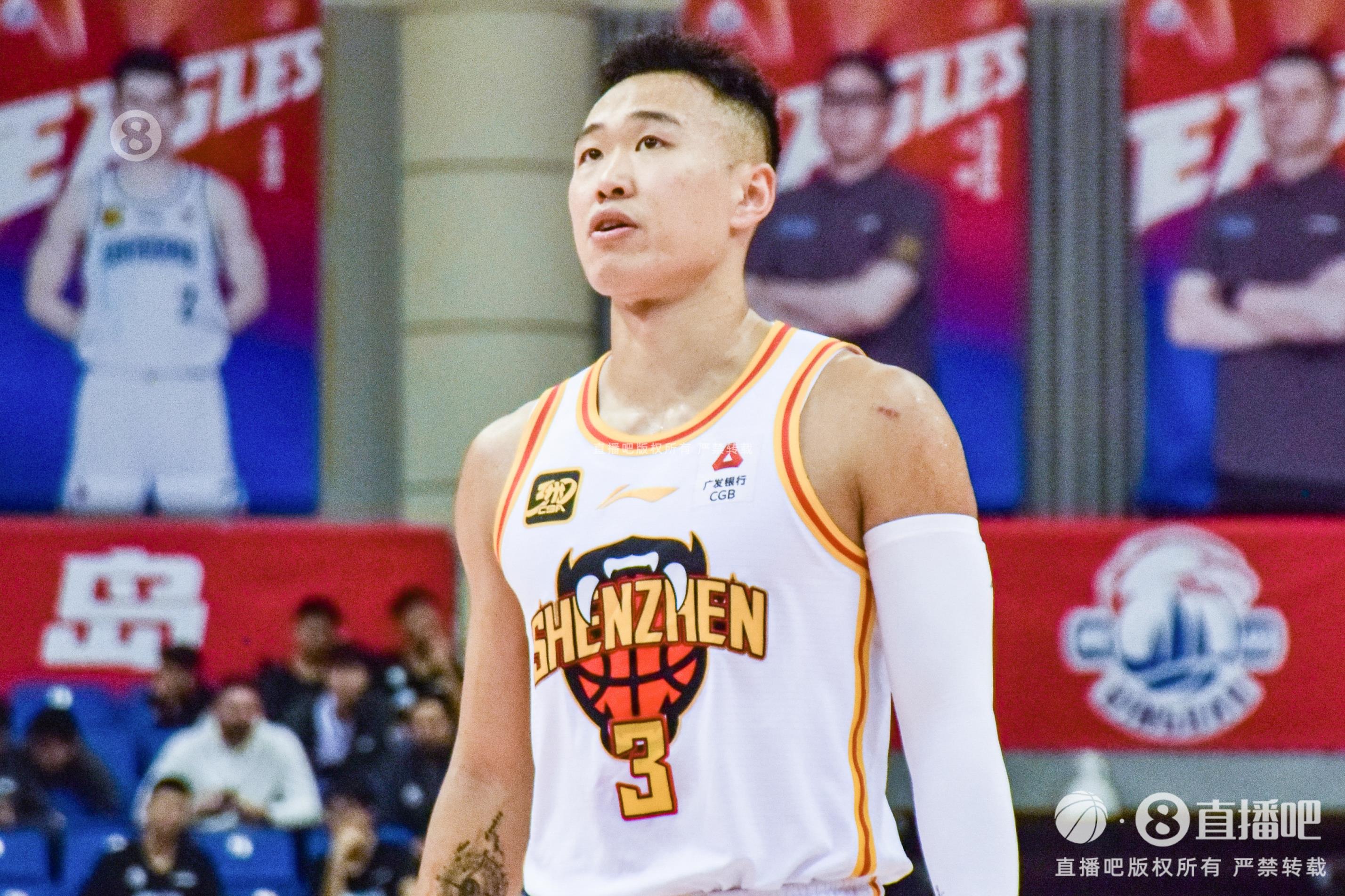 下半場(chǎng)沒(méi)給打！賀希寧14分鐘3中0無(wú)得分 僅拿3籃板
